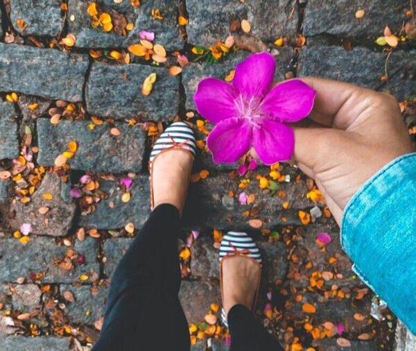 عکس دخترانه گل به دست