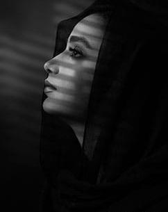عکس صورت دختر سیاه سفید