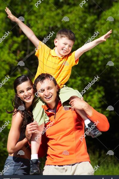 عکس عاشقانه سه نفره با بچه