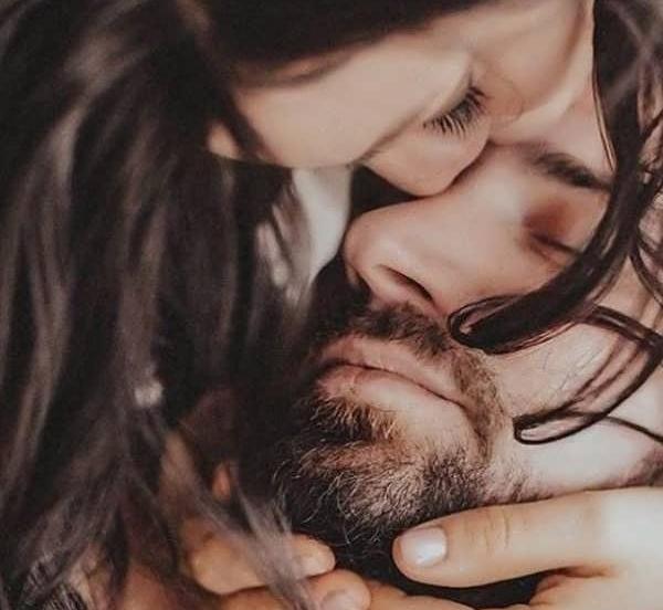 عکس عاشقانه گاز گرفتن دختر