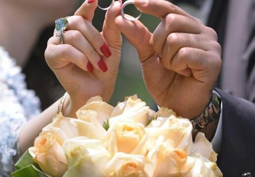 عکس عاشقانه حلقه دادن