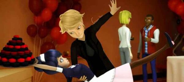 عکس عاشقانه مرینت و آدرین بوسه