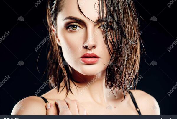 ژست عکس دخترانه با موی بلند