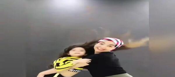عکس السا عبداللهی و مادرش