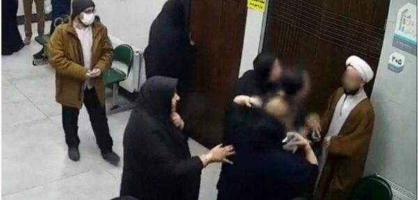 عکس مجری زن عراقی که به شیخ حمله کرد