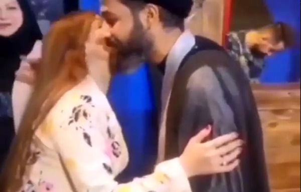عکس مجری زن عراقی که به شیخ حمله کرد