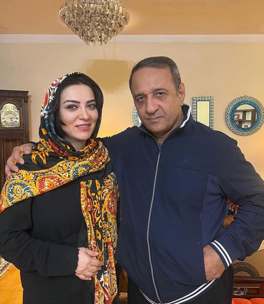 عکس حمیرا ریاضی با خانواده