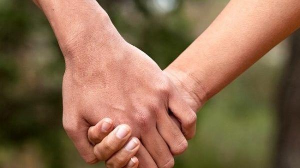 عکس دست دونفره در طبیعت