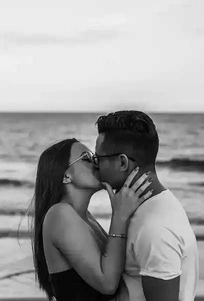 عکس آموزش بوسه عاشقانه