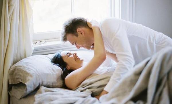 عکس آموزش بوسه عاشقانه