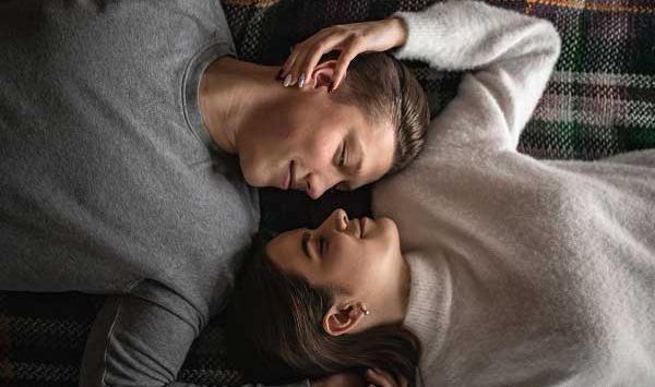 عکس آموزش بوسه عاشقانه