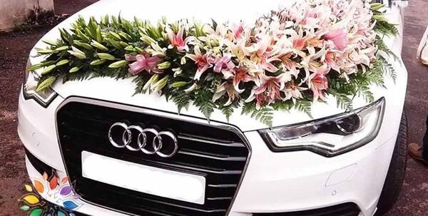 عکس گل نرگس روی ماشین