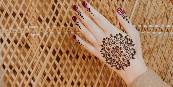 عکس حنا روی دست عربی