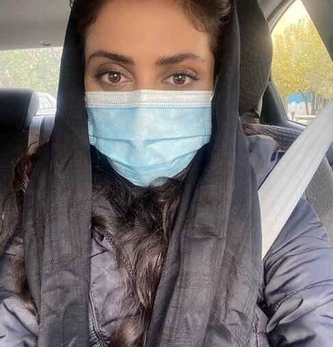 عکس دختر طبیعی با ماسک