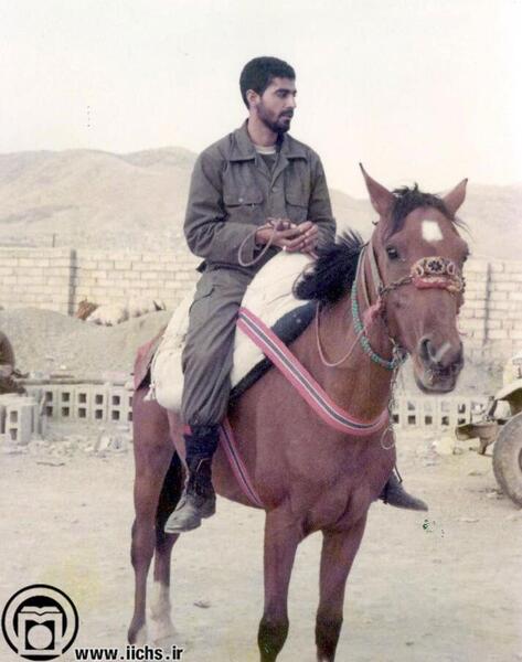 عکس شهید سلیمانی با لباس شخصی