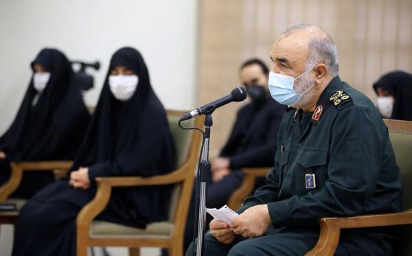 عکس حاج قاسم سلیمانی و فرزندانش