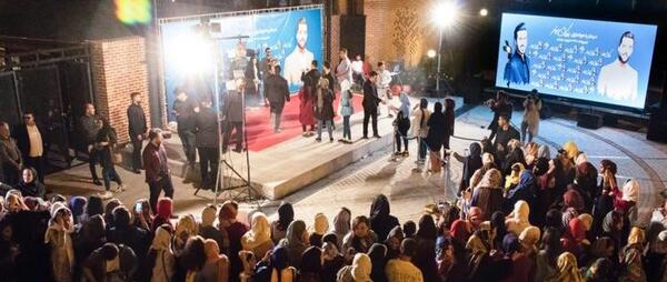 عکس طرفداران با ماکان بند
