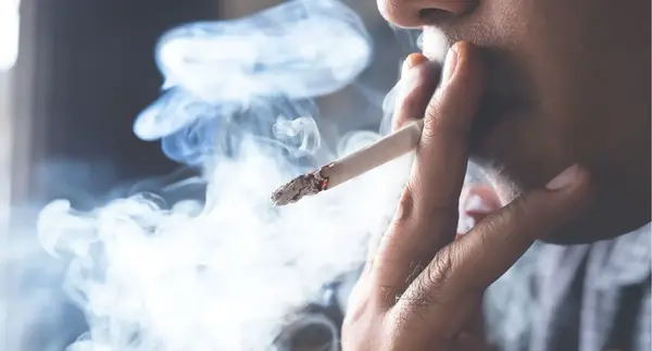 عکس سیگار لای انگشت