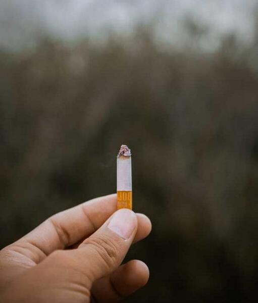 عکس سیگار لای انگشت
