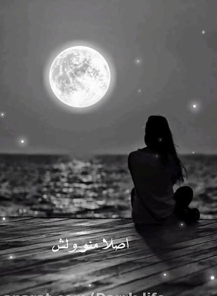 عکس سیاه سفید زن تنها