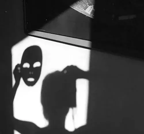 عکس سیاه سفید زن تنها