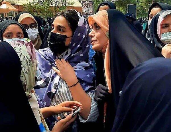 عکس پای الهام چرخنده