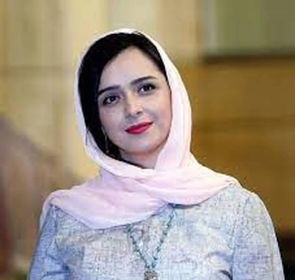 عکس سیگار به دست