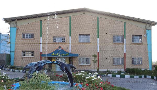 عکس زندانی در خانه