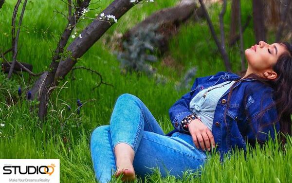 ژست عکس دخترانه در چمن