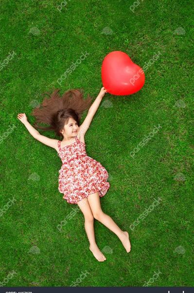 ژست عکس دخترانه در چمن