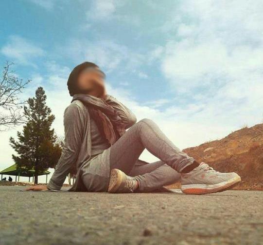 ژست عکس دخترانه در چمن