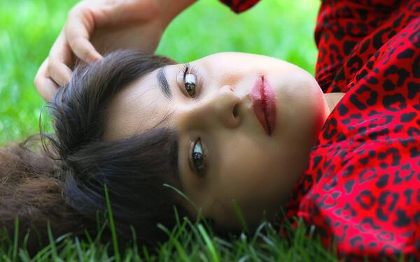 ژست عکس دخترانه در چمن
