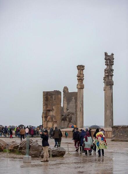 عکس بارش باران در تخت جمشید