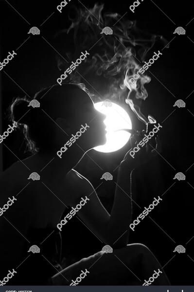 عکس دختر تنها در تاریکی
