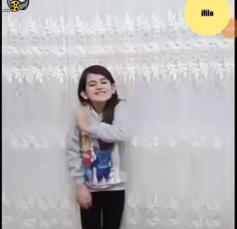 عکس خواننده زن در آهنگ جنتلمن ساسی مانکن