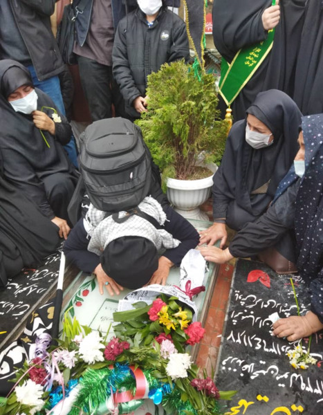 عکس رهبر کنار قبر حاج قاسم