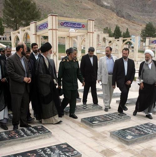 عکس رهبر کنار قبر حاج قاسم