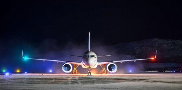 عکس هواپیما در شب فرودگاه