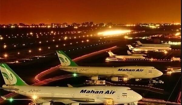 عکس هواپیما در شب فرودگاه