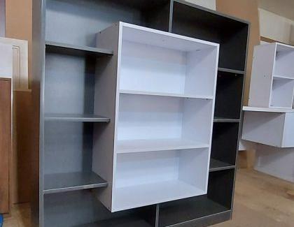 عکس کتابخانه ایستاده