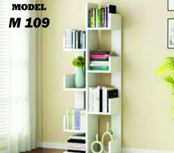 عکس کتابخانه ایستاده