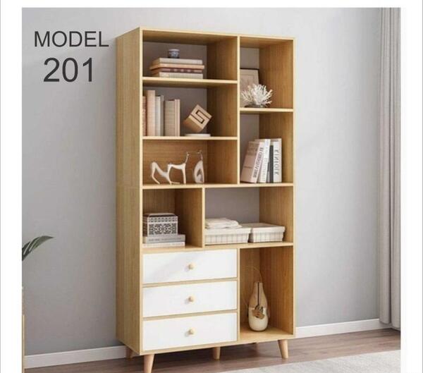 عکس کتابخانه ایستاده