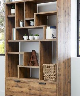 عکس کتابخانه ایستاده