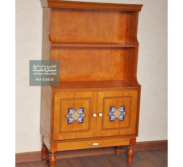 عکس کتابخانه ایستاده