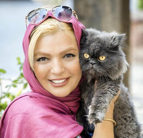 عکس نیوشا ضیغمی و گربه اش