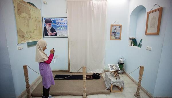 عکس خامنه ای در خانه خدا