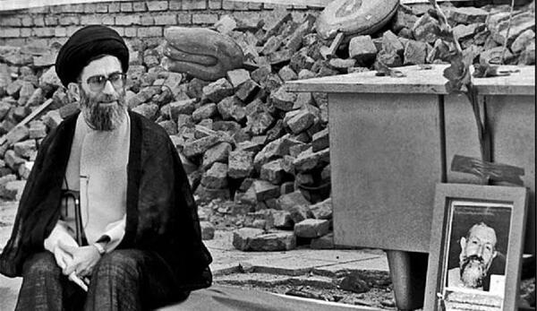 عکس خامنه ای در خانه خدا