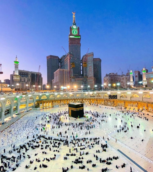 عکس خامنه ای در خانه خدا