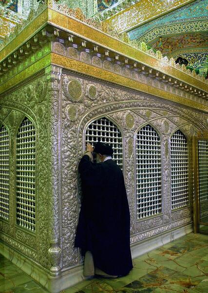 عکس خامنه ای در خانه خدا
