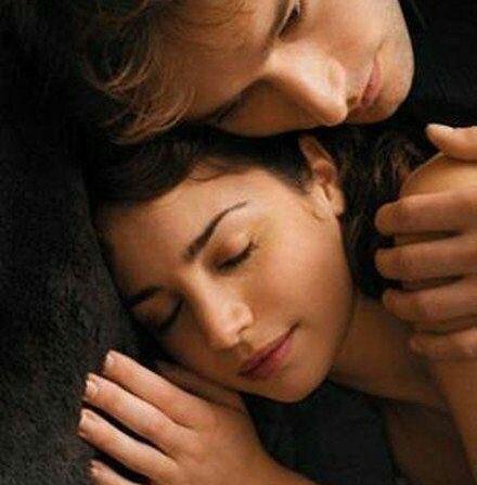 عکس عاشقانه شب بخیر در آغوشش